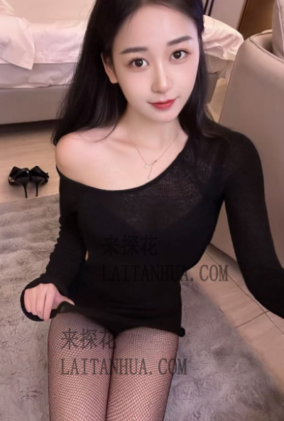 四川成都千惠01年妹子相貌清纯美丽，身材匀称
